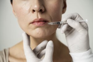 Убрать кисетные морщины над губой