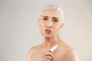 Убрать кисетные морщины над верхней губой филлерами